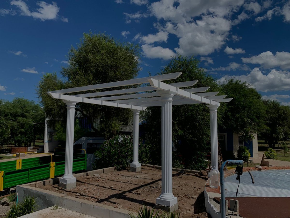 Pérgola recta con columnas dóricas